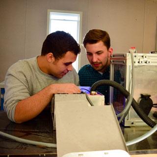 两个学生正在操作一台机器